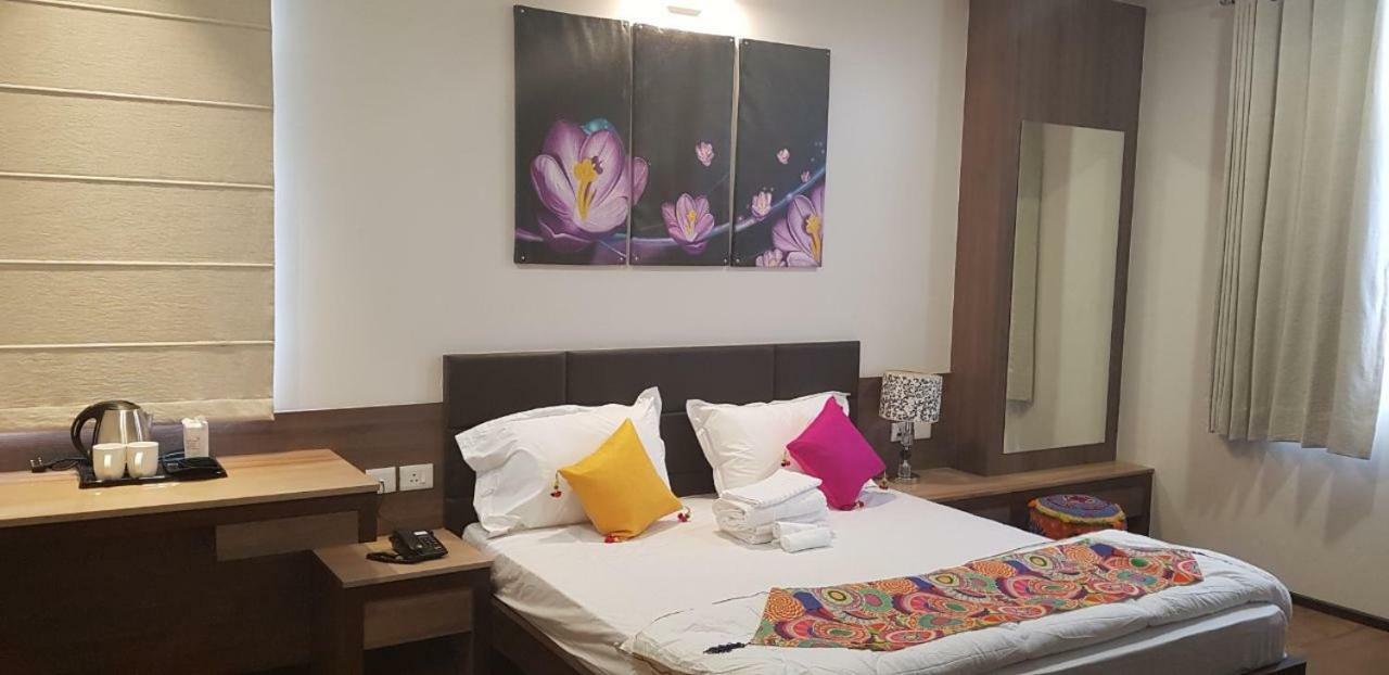 Fleur Hotel Τζαϊπούρ Εξωτερικό φωτογραφία